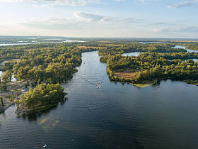 在基辅第聂伯河的夕阳西下空中无人驾驶飞机视图