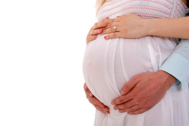 持有腹部的已婚的夫婦