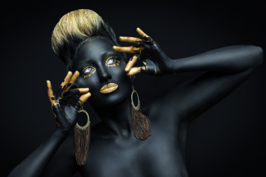 作為昂貴的黑色珍珠的女人