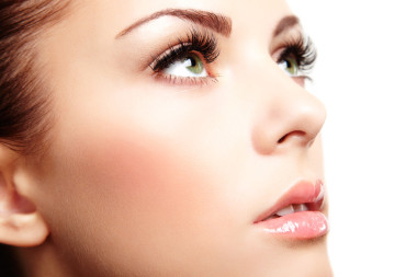 美麗的女人的臉。完美化妝