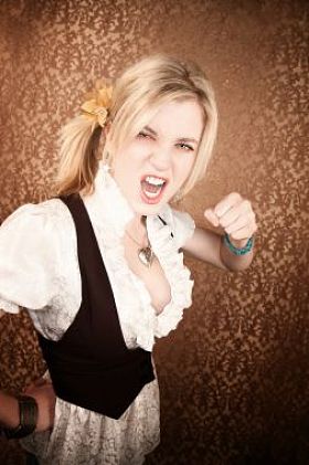 年轻漂亮的金发女人，扔一拳