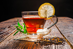 在杯中的红茶图片