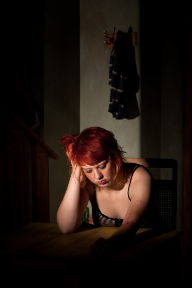 郁悶的年輕女子圖片