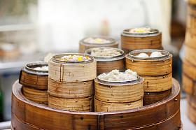 在一家中国餐馆，香港点心蒸