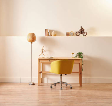 木椅、桌子、燈具、書(shū)籍風(fēng)格、家居裝飾、墻體背景