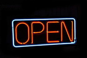 打开霓虹灯反对黑色