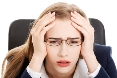 坐在桌旁的擔(dān)心、 悲傷的商界女強人