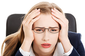 坐在桌旁的担心、 悲伤的商界女强人