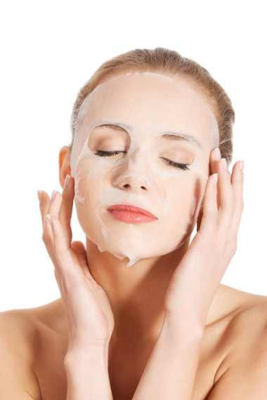 戴膠原蛋白面膜的女人