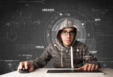 年輕的黑客黑客入侵個人信息的未來派環(huán)境中