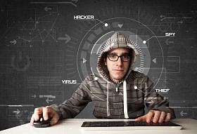 年轻的黑客黑客入侵个人信息的未来派环境中