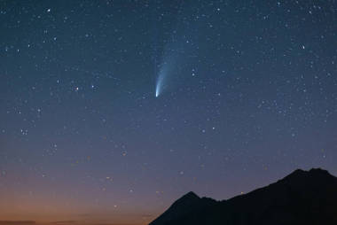 彗星Neowise的雙尾在夜空中閃閃發(fā)光。Telephoto查看，兩個(gè)星跡的細(xì)節(jié)。在2020年7月推出天文事件