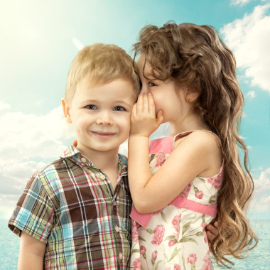 小女孩对男孩耳语