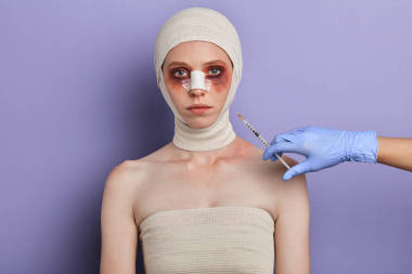 有瘀傷的年輕女人會(huì)注射