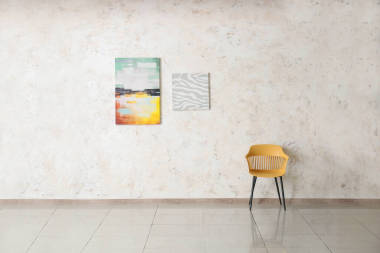 空房間里的扶手椅和照片