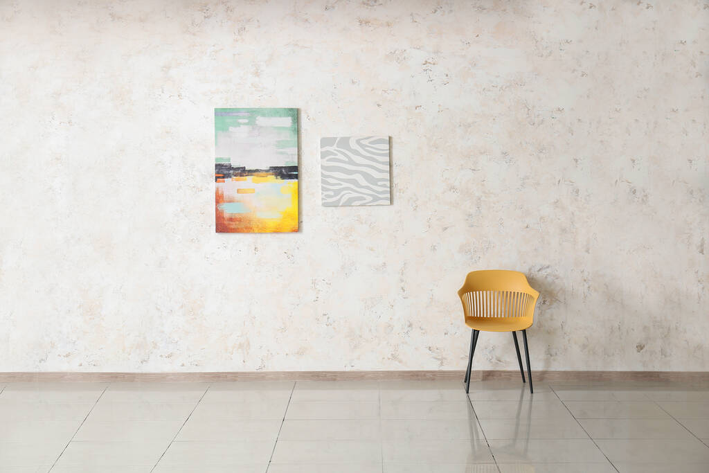 空房间里的扶手椅和照片 空房间里的扶手椅和照片