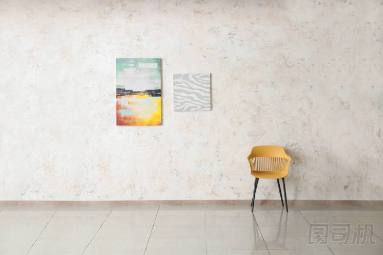 空房间里的扶手椅和照片