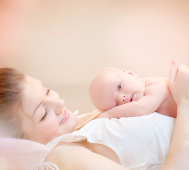 幸福的母親和她剛出生的嬰兒，親吻和擁抱