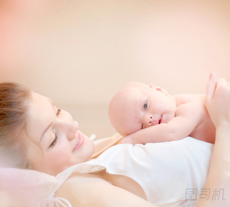 幸福的母親和她剛出生的嬰兒，親吻和擁抱
