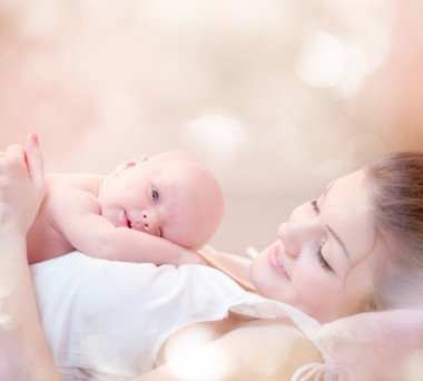 幸福的母親和她剛出生的嬰兒，親吻和擁抱