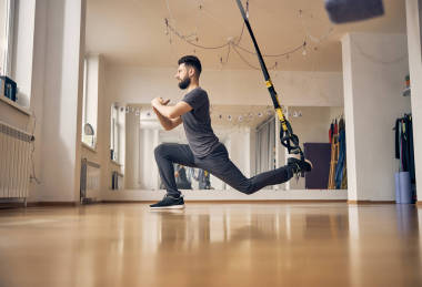 認(rèn)真的專業(yè)白人運(yùn)動(dòng)員正在進(jìn)行力量訓(xùn)練