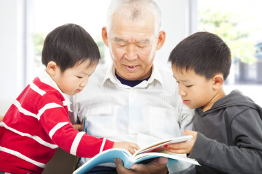 爺爺和孫子們讀一本書