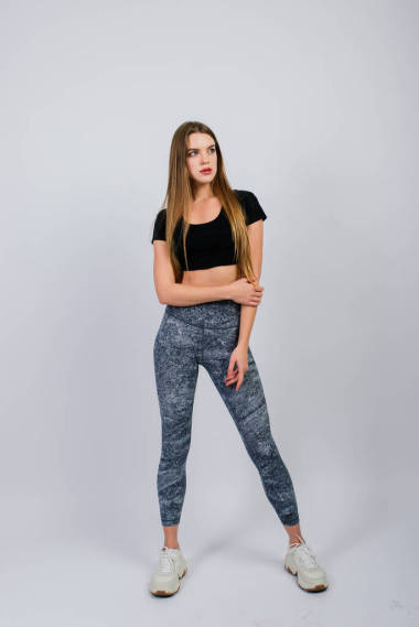 健康的生活方式：完美的年轻健康女孩的全长肖像，工作室拍摄，白色背景，孤独