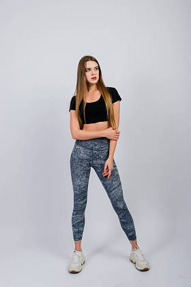 健康的生活方式：完美的年轻健康女孩的全长肖像，工作室拍摄，白色背景，孤独