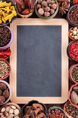 大套的香料和調(diào)味料，頂視圖