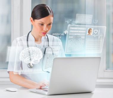 医生扫描病人的大脑图片