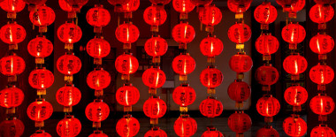 红色的纸灯笼，在夜间图片