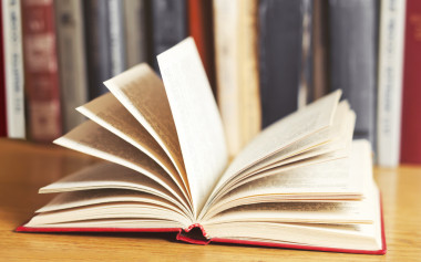 已打开的书照片