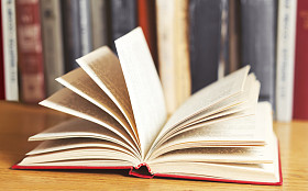 已打开的书照片