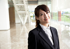 年轻美丽和微笑的商界女强人图片