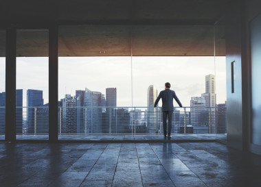 看著城市的商人圖片