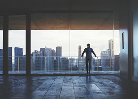 看着城市的商人图片