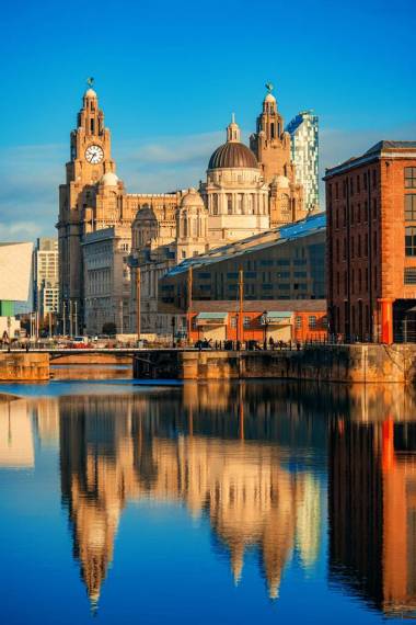 在英國(guó)皇家阿爾伯特船塢里看到的三座石塔，有著歷史建筑和英國(guó)的反思