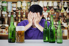 在一家酒吧的酗酒男人