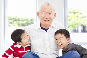 快乐的祖父和孙子在家玩照片
