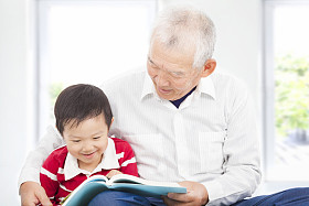 读一本故事书，他的孙子的祖父