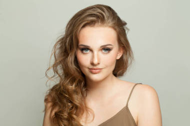 姜黃色卷發(fā)美女肖像