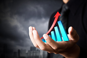 手中拿着一个上升的箭头，表示业务增长