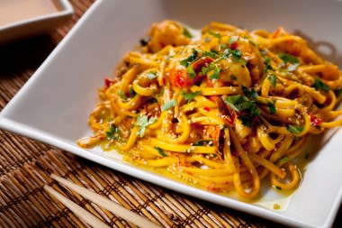 中國(guó)面條鮮蝦上一個(gè)竹席