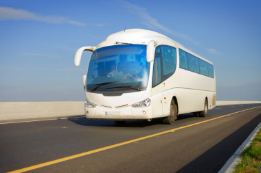 公共汽車(chē)在公路上