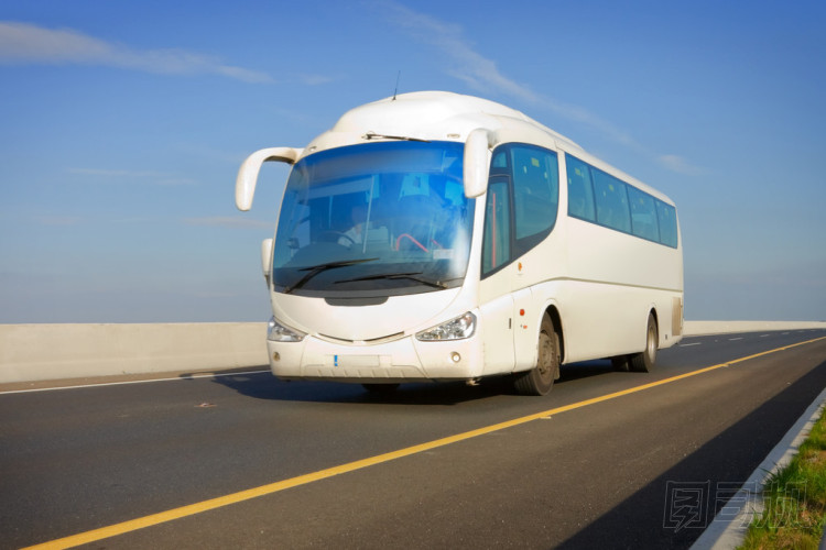 公共汽車在公路上