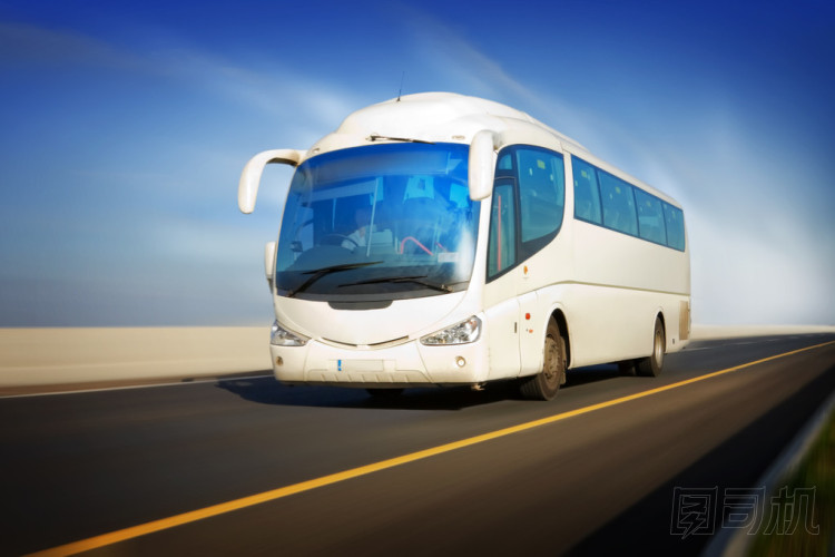 在議案中在公路上的公交車