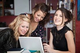 三个笑着的女孩图片