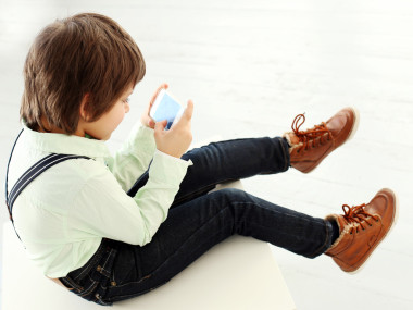 智能手機(jī)的小男孩