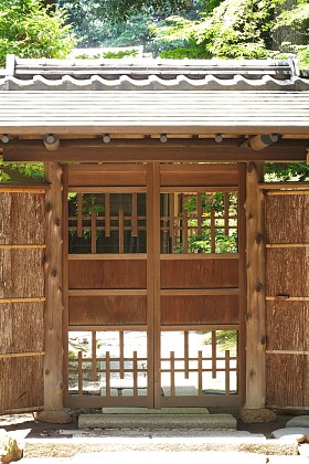 在日本的老门房子。图片