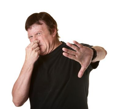 男人捏他的鼻子圖片